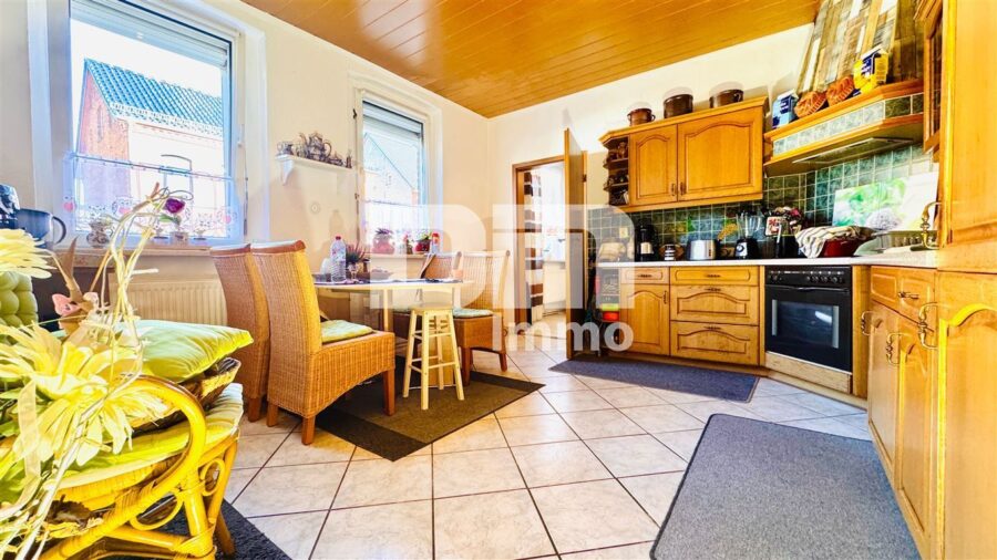 Solides Ein- bis Zweifamilienhaus mit großer Terrasse, Nebengebäude und opulenten Gartenbereich - Küche mit Einbauküche